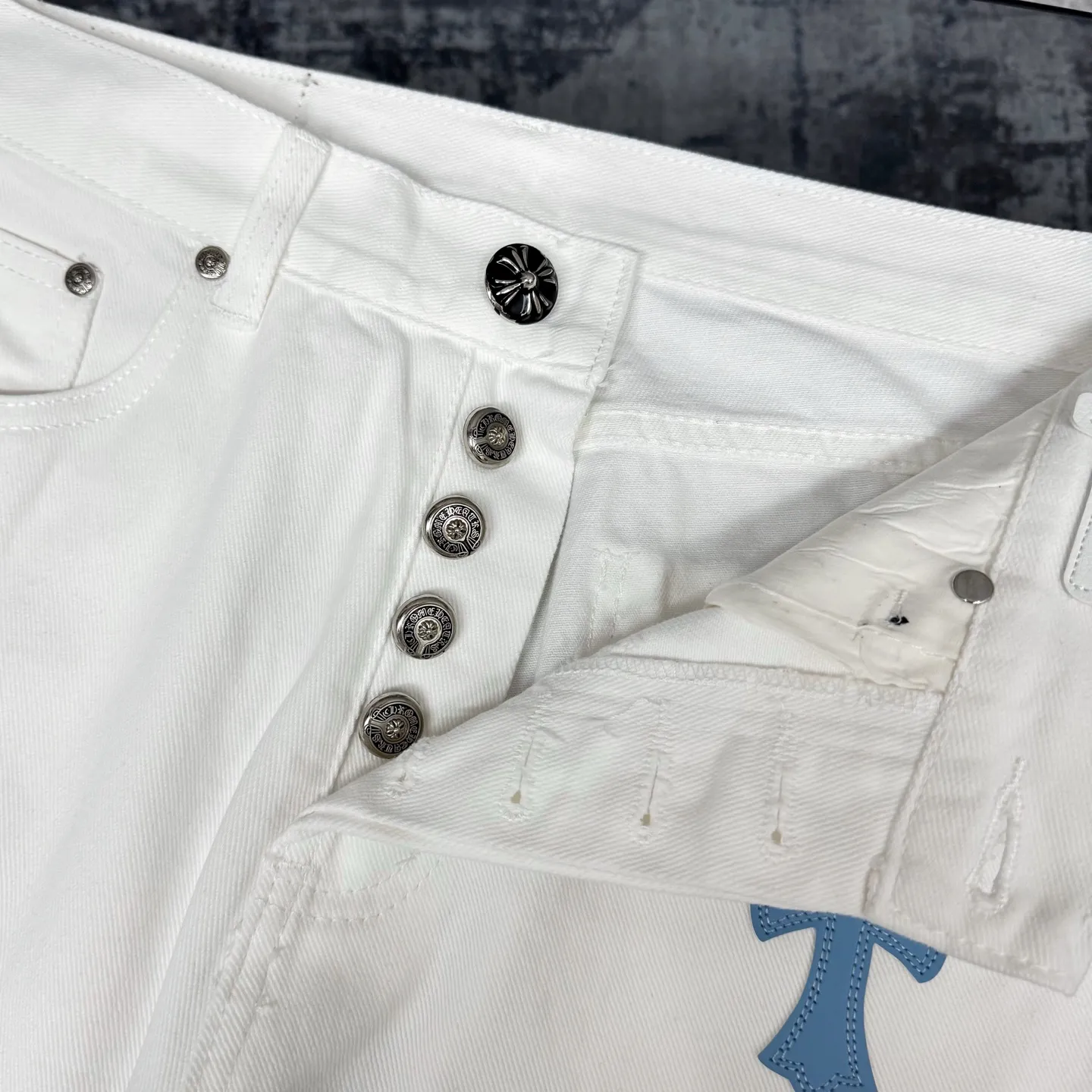 P250 Chrome Heart ｜ Chrome Heart cross patchwork leather jeans Top-notch heavy-duty washing process Calf leather laser-cut cross Distressed silver hardware The straight version makes the upper body slimmer. The high-end quality is different from the market currency. It is also so cool that both men and women can easily control the genderless trend up!   Color: White with blue Size: S M L XL Corresponding sizes 28 30 32 34 Detailed sizes can be found in Figure 9
